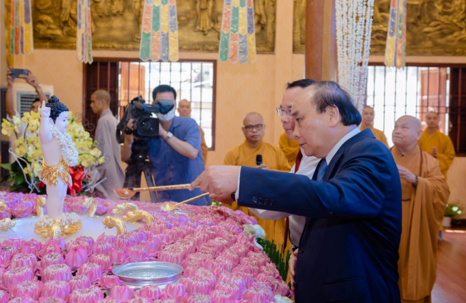 Chủ tịch nước Nguyễn Xuân Phúc chúc mừng Phật đản Hòa thượng Thích Thiện Nhơn